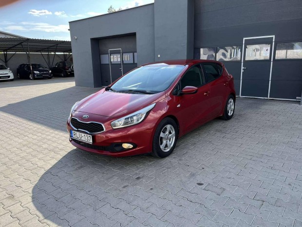 KIA CEE'D 1.4 Cvvt EX Valós 175.000km. szervízs...