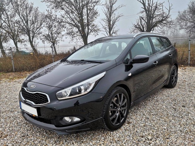 KIA CEE'D 1.4 Cvvt FIFA Limited Szervizknyves....