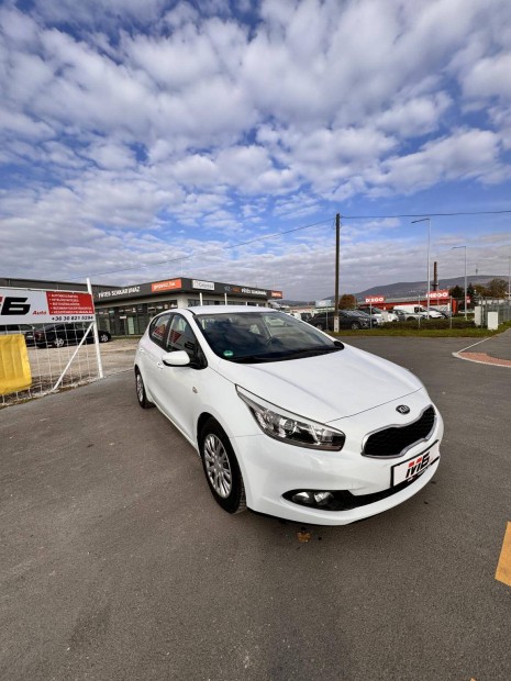 KIA CEE'D 1.4 Cvvt Limitlt Szervizknyves. KAR...