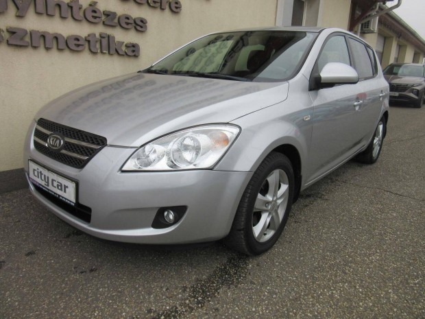 KIA CEE'D 1.4 EX Limited Digitklima. ABS. Vonh...