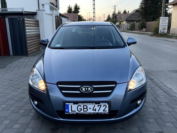 KIA CEE'D 1.4 EX Limited Szervizknyv Kevs Km...