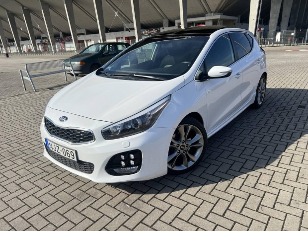KIA CEE'D 1.6 CRDI Limit�lt Pr�mium 127.E KM.PA...