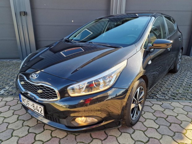 KIA CEE'D 1.6 CRDi HP EX Sz�p �benfekete.Hazai....
