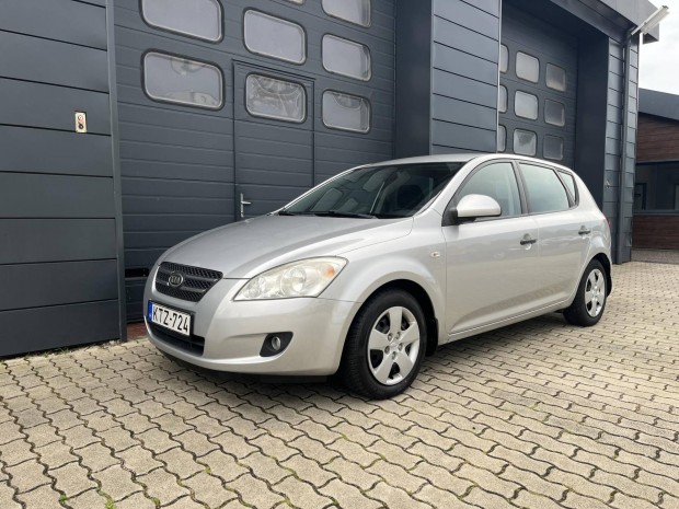 KIA CEE'D 1.6 CRDi LX Plus Szervizelt / Klma /...