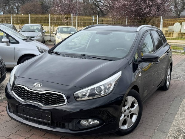 KIA CEE'D 1.6 GDI EX Végig Vezetett Szervízköny...