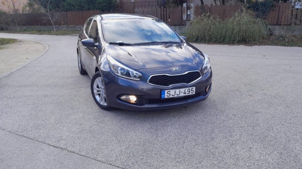 KIA CEE'D 1.6 GDI EX + Vonhorog Szervizknyves...