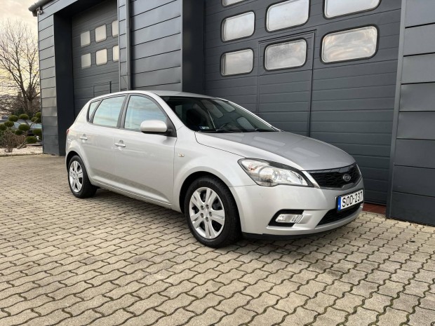 KIA CEE'D 1.6 TX Szervizknyv / Ktzns Klma...