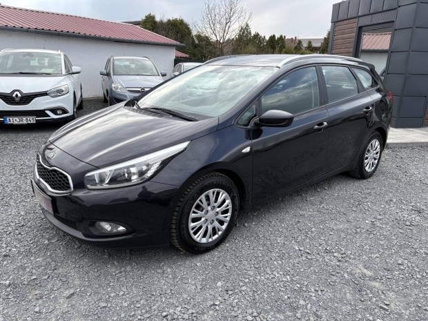 KIA CEE'D SW 1.4 Cvvt LX Vezetett szervizk�nyv!...
