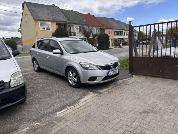 KIA CEE'D SW 1.4 EX nagyon kevés km