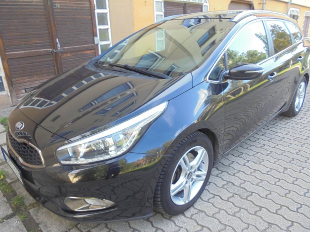 KIA CEE'D SW 1.6 GDI EX Prmium Szervizknyves....