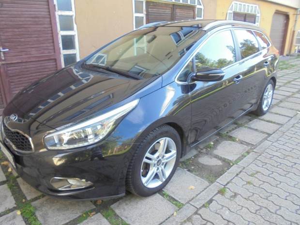 KIA CEE'D SW 1.6 GDI EX Prmium Szervizknyves....