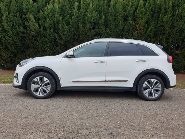 KIA Niro e-Niro 64kWh Platinum, Garanci�lis, Szervizk�nyv