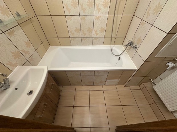 KINIZSI LAK�TELEPI 2 SZOB�S PANELLAK�S