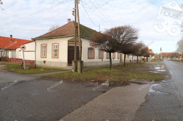 KISKUNHALASON, k.b 150 m2-es, FEL�J�TAND� H�Z ELAD�!