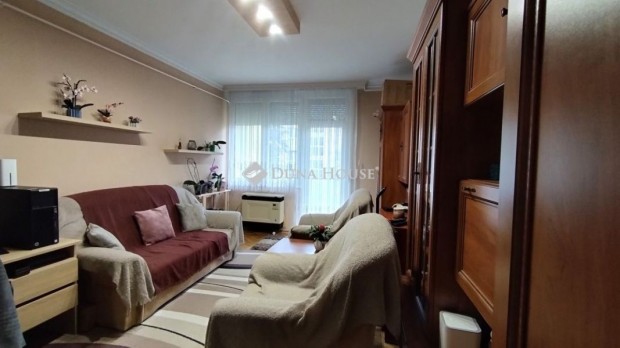 KISZ-en 2. emeleti erk�lyes lak�s, Szombathely