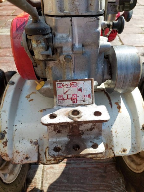KIS Traktor Elad