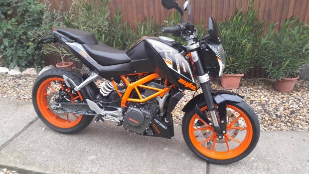 KTM 390 Duke újszerű gyári állapotban