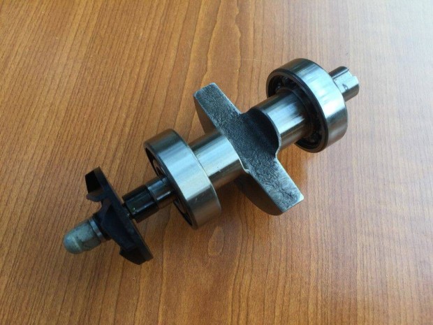 KTM Duke 125 Kiegyensúlyozó tengely és vízpumpa 07173