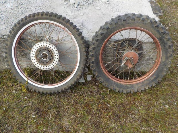 KTM GS 250-es endúróból kivett első-hátsó kerék,olcsón eladók