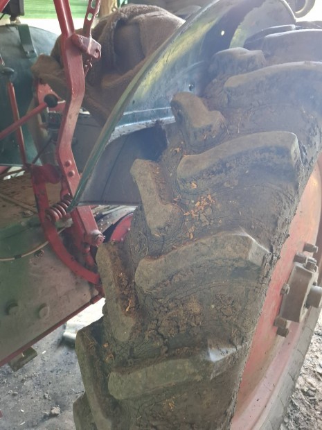 K 25 traktor elad