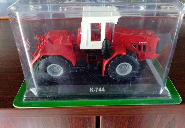 K-744R1 "Kirovec" traktor kisauto modell 1/43 Eladó