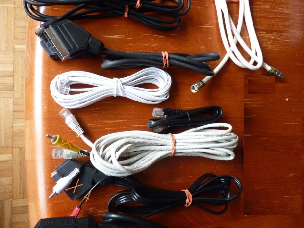 Kbelek: scart, coax, koax, jack, rca, ps2, antenna eloszt 2-way spli