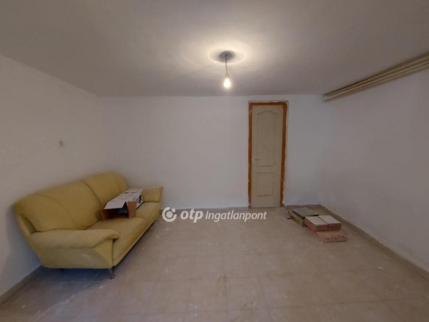 Kacs�tai elad� 68 nm-es h�z