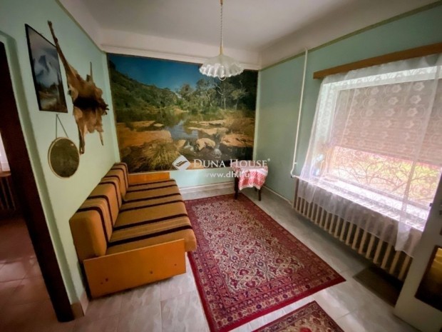 Kádárkocka ház, átlagos állapotban, nagyon jó helyen
