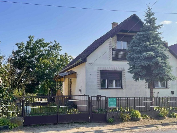 K�ll�semj�n k�zpontj�ban elad� csal�di h�z