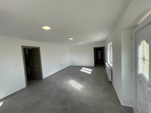 K�ll�semj�n k�zpontj�ban fel�j�tott csal�di h�z elad�!