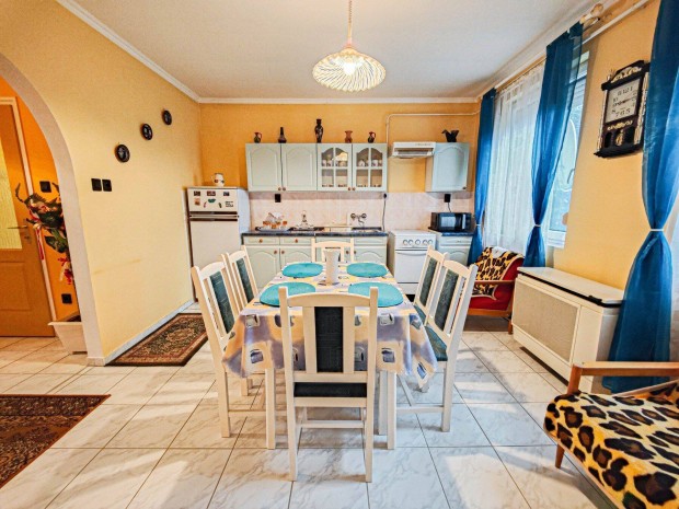 K�lm�nh�z�n j�l meg�p�tett csal�di h�z elad�