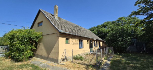 Kalocsa-Kiskecskem�gyen padl�f�t�ses csal�dih�z elad�.