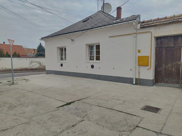 Kalocsa kzpontjban 46 m2-es laks elad kzs udvarral