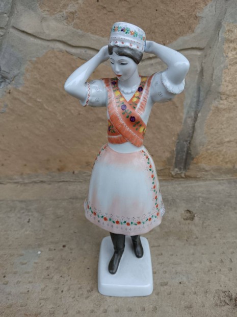 Kalocsai mintás díszítésű hollóházi porcelán lány
