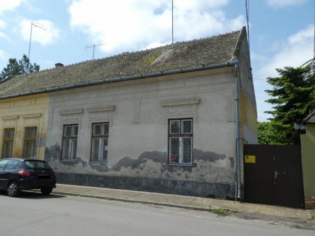 Kalocs�n a H�d utc�ban csal�di h�z k�l�n�ll� lakhat� udvari kis