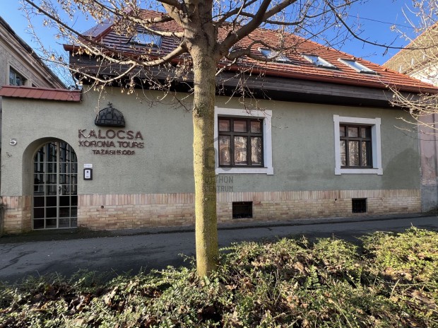 Kalocs�n a v�rosk�zpontban lak�h�z/iroda elad�!