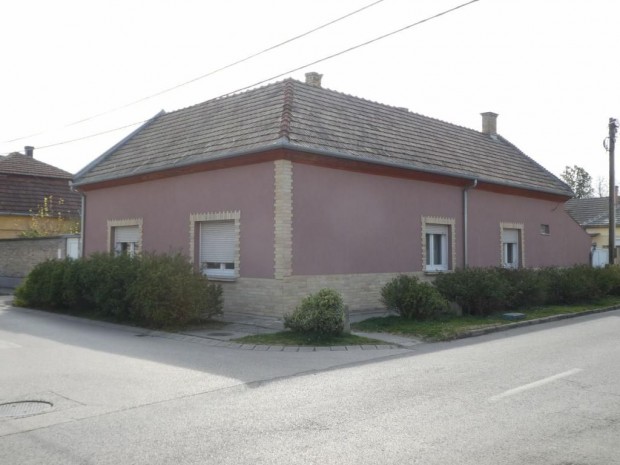 Kalocs�n fel�j�tott csal�di h�z elad�! - Kalocsa