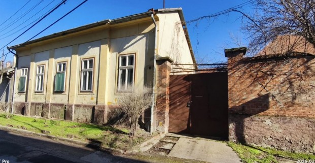 Kalocs�n k�zponti elhelyezked�s� csal�di h�z elad�!