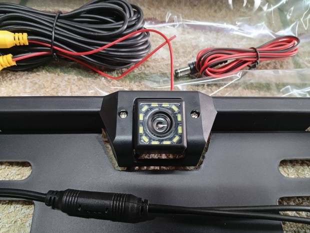 Kamerás hátsó rendszámtábla tartó