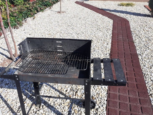 Kamin rostlyos gurul kisebb kerti grill