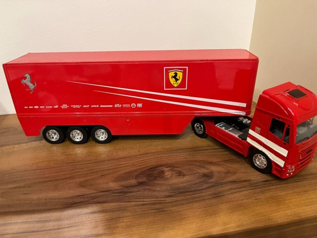 Kamion Ferrari jtk aut piros
