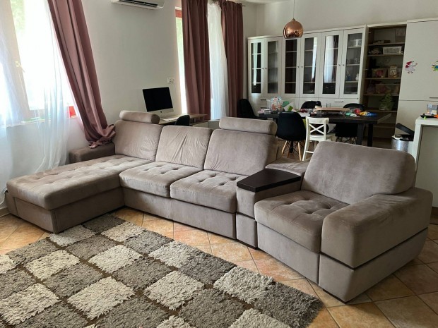 Kanapé fotel és középen ággyá nyitható résszel, ágyneműtartóval