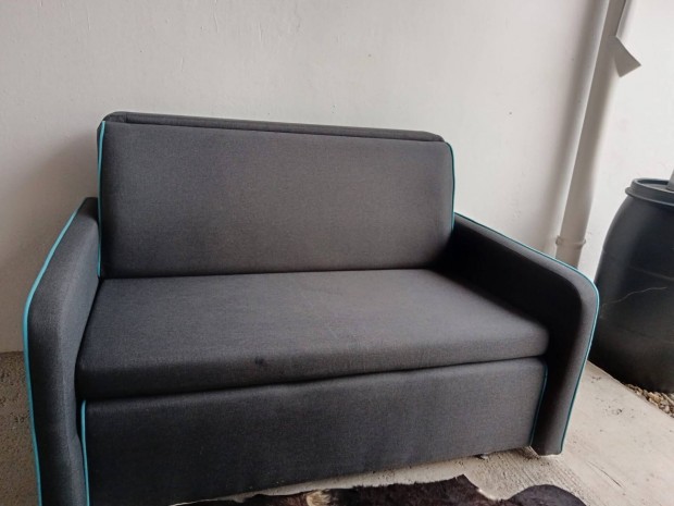 Kanapéágy, fekvőfelülete 110 cm,egyébként 130 cm a szélessége,200 cm