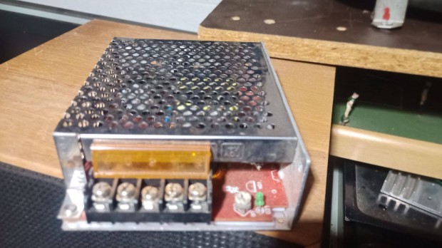 Kapcsoló üzemű tápegység 12 Volt 10 Amper