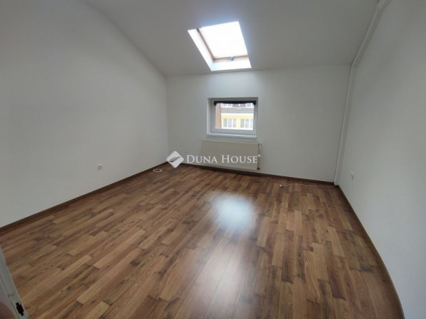 K�poln�sny�ki elad� 93 nm-es lak�s