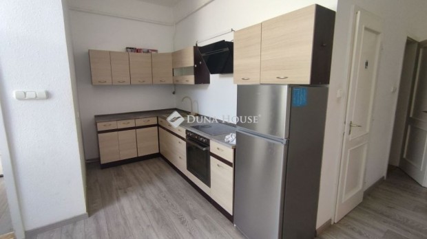 K�poln�sny�ki elad� 93 nm-es lak�s