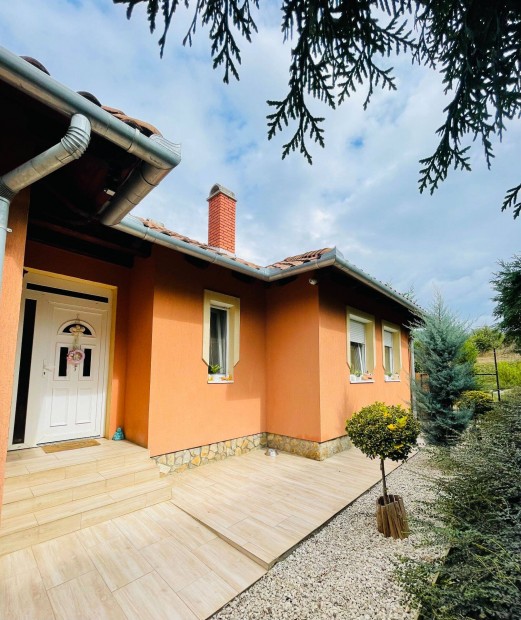 Kaposvár Kecelhegyi lakóparkjában mediterrán hangulatú családi ház