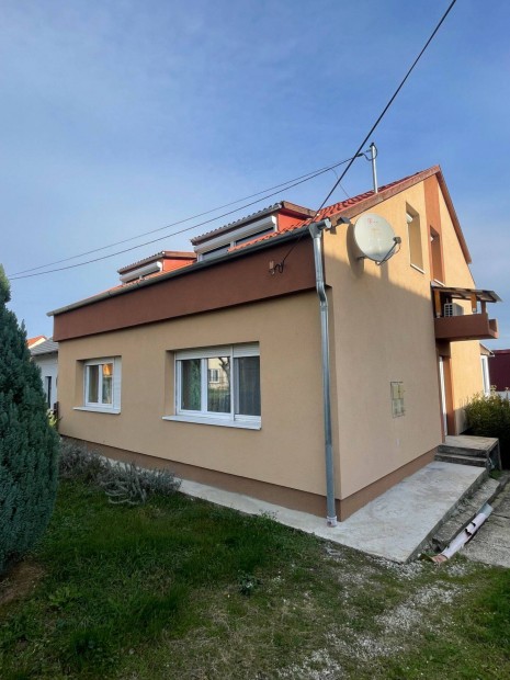 Kaposvár Rómahegyi városrészében kívülről felújított családi ház eladó