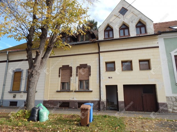 Kaposv�r-Tisztvisel�telepen csal�di h�z elad�.