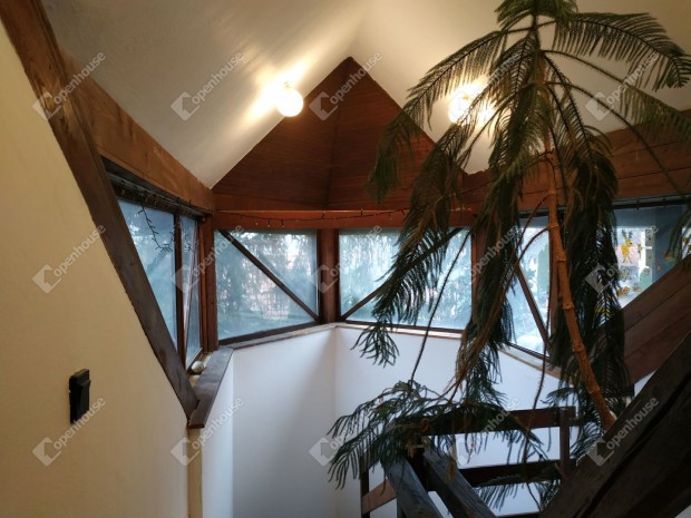 Kaposv�r-Tisztvisel�telepen csal�di h�z elad�.